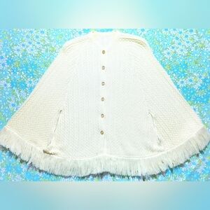 VTG 1970s Cream Knit Poncho Cape Fringe Boho Button Front Sweater Shawl Pockets